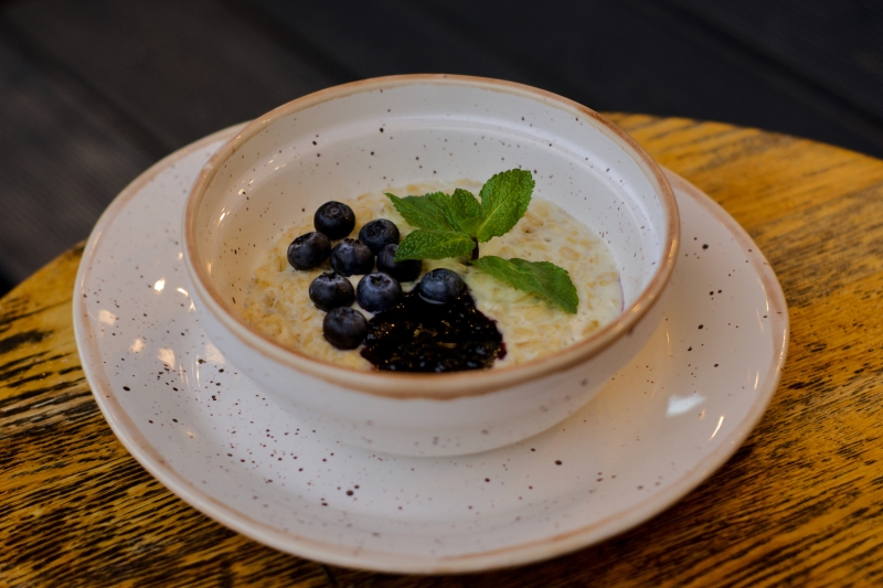 Овсяная каша c черничным топпингом и голубикой Кафе Фавела Обнинск