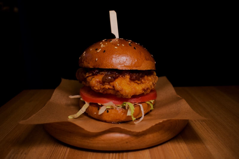 Куриный бургер с джемом из бекона Кафе Фавела Обнинск