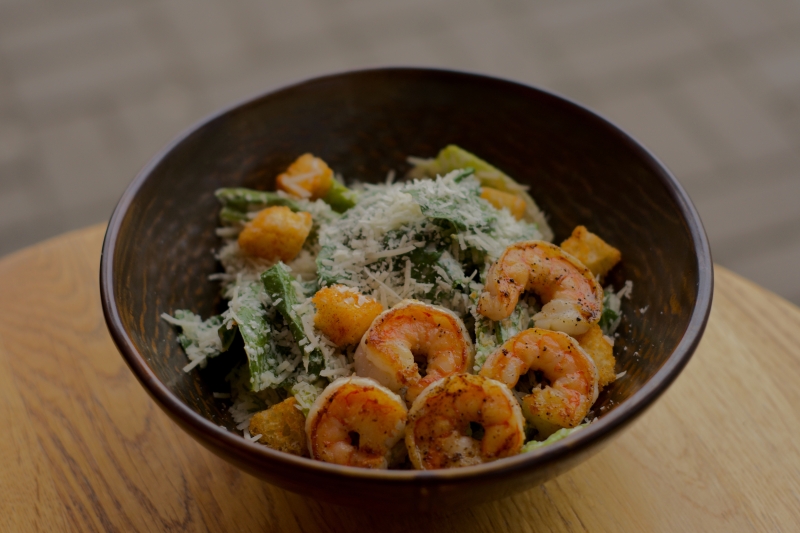 Салат Цезарь с креветками Кафе Фавела Обнинск