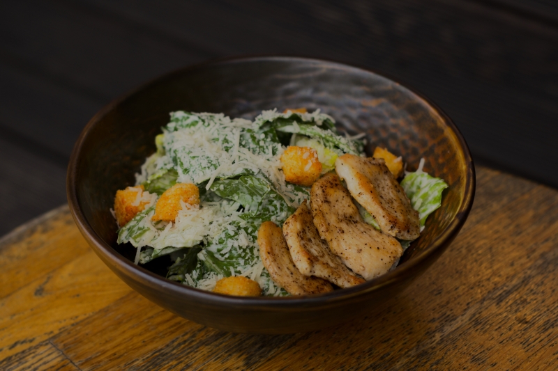 Салат Цезарь с курицей Кафе Фавела Обнинск